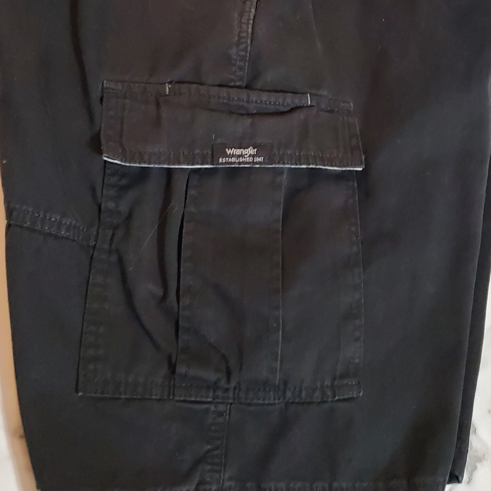Wrangler Men's Black Cargo Shorts size 40 - Picture 13 of 16